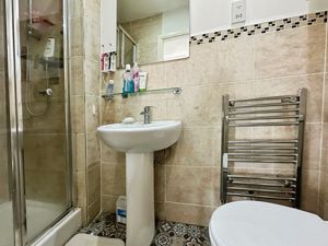 Ensuite - click for photo gallery